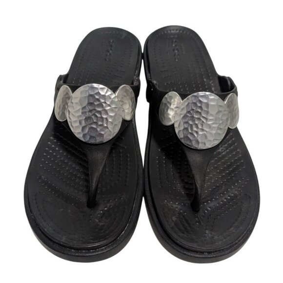 Crocs Sanrah Hammered Medallion Circle Wedge Black Thong Sandals Womens Size 8 - Picture 2 of 8